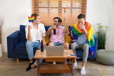 LGBTQ eşcinsel çifti evde birlikte aktiviteler yapıyor ve mutlu mesut sosyalleşiyorlar..