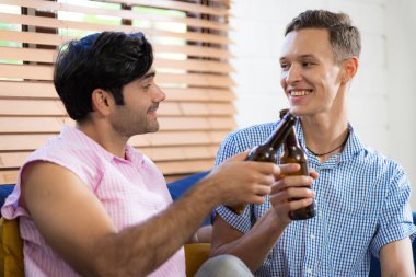 LGBTQ eşcinsel çifti evde birlikte aktiviteler yapıyor ve mutlu mesut sosyalleşiyorlar..