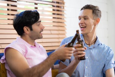 LGBTQ eşcinsel çifti evde birlikte aktiviteler yapıyor ve mutlu mesut sosyalleşiyorlar..