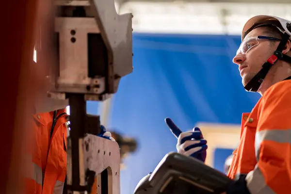 Team Ingegneri Maschi Riunisce Ispezionare Robot Saldatura Acciaio Controllati Dal — Foto Stock