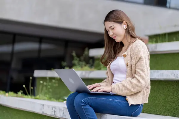Asiatisk Kvinnlig Student Studerar För Tentor Inom Universitetsområdet Kommunicera Mobiltelefon — Stockfoto