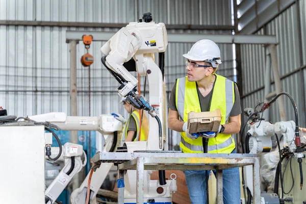 Equipo Ingenieros Masculinos Femeninos Reúnen Para Inspeccionar Robots Soldadura Acero —  Fotos de Stock
