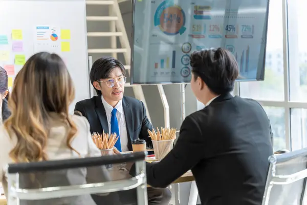 Grupa Młodych Azjatyckich Biznesmenów Rozmawia Planuje Pracować Szczęśliwie Dobrze Się — Zdjęcie stockowe