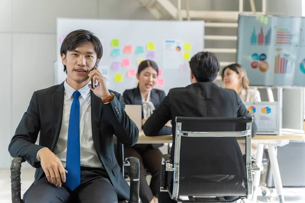 Grupa Młodych Azjatyckich Biznesmenów Rozmawia Planuje Pracować Szczęśliwie Dobrze Się — Zdjęcie stockowe