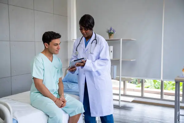 Kadın Doktor Erkek Hasta Konuşuyor Hastanedeki Hastaların Hastalıkları Hakkında Tavsiyelerde — Stok fotoğraf