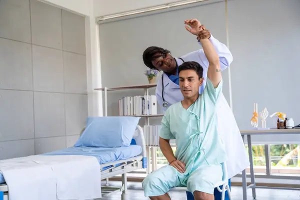 Lekarz Kobieta Pacjent Mężczyzna Szpitalu Odbywa Się Fizjoterapia — Zdjęcie stockowe