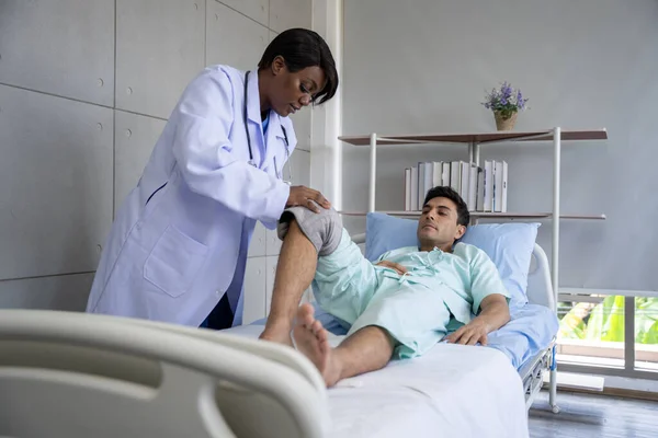 Ženský Lékař Mužský Pacient Fyzikální Terapie Provádí Nemocnici — Stock fotografie