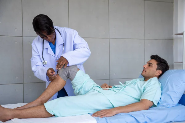 Doctora Paciente Varón Fisioterapia Está Realizando Hospital —  Fotos de Stock