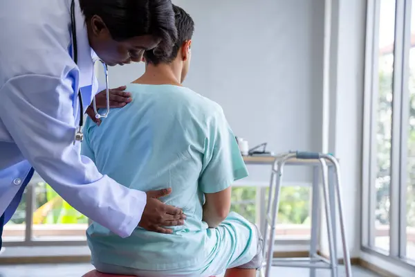 Kadın Doktor Erkek Hasta Hastanede Fizik Tedavi Yapılıyor — Stok fotoğraf