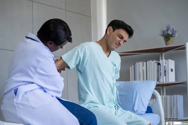 Kadın Doktor Erkek Hasta Hastanede Fizik Tedavi Yapılıyor — Stok fotoğraf