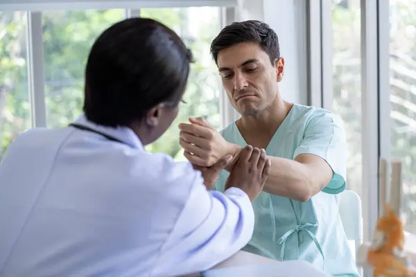 Médecin Féminin Patient Masculin Discuter Donner Des Conseils Sur Douleur — Photo