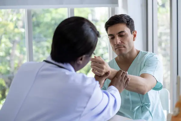 Médecin Féminin Patient Masculin Discuter Donner Des Conseils Sur Douleur — Photo