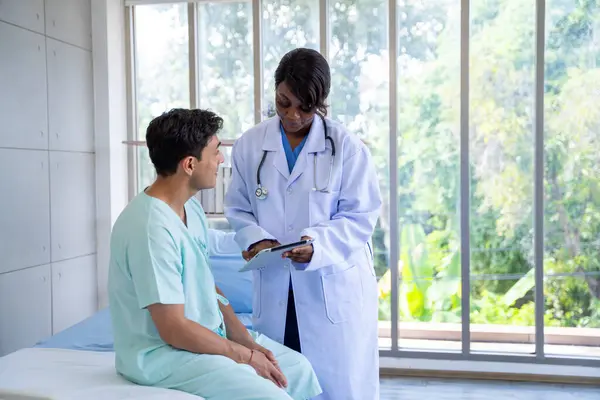 Kadın Doktor Erkek Hasta Konuşuyor Hastanedeki Hastaların Hastalıkları Hakkında Tavsiyelerde — Stok fotoğraf