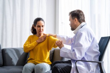 Erkek doktor ve kadın hasta konuşuyor ve hastanedeki hastaların hastalıkları hakkında tavsiyelerde bulunuyor.