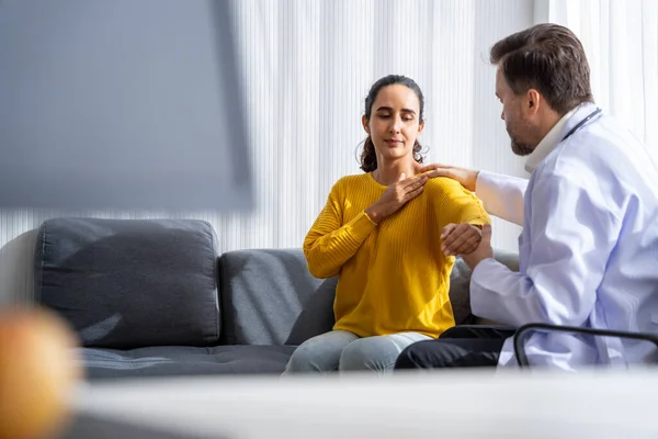 Stock image male  doctor and Female patient Talk and give advice about the illnesses of patients in the hospital