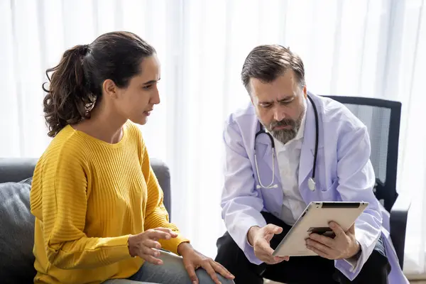 Male Doctor Female Patient Talk Give Advice Illnesses Patients Hospital — Stock Photo, Image