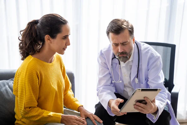 Erkek Doktor Kadın Hasta Konuşuyor Hastanedeki Hastaların Hastalıkları Hakkında Tavsiyelerde — Stok fotoğraf