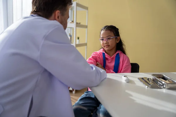 Médico Varón Niña Paciente Joven Hable Consejos Sobre Enfermedad Hospital — Foto de Stock