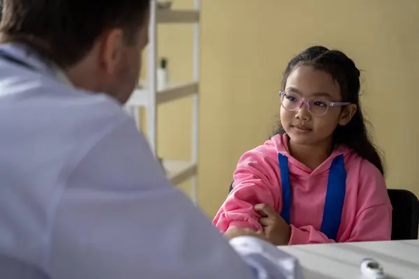 Erkek Doktor Kız Hasta Hastanede Hastalığınız Hakkında Konuşun Tavsiyelerde Bulunun — Stok fotoğraf