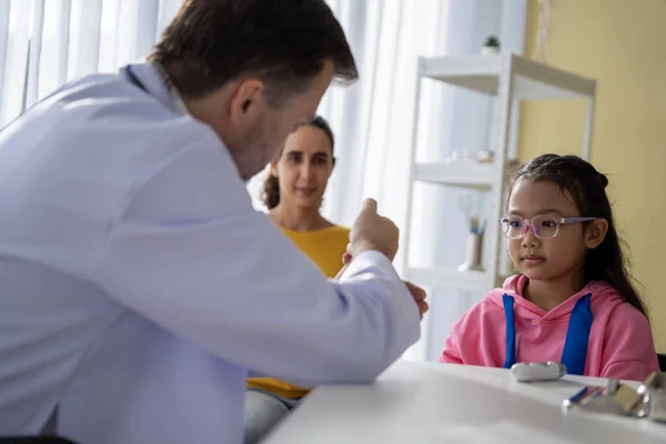 Male Doctor Girl Young Patient Talk Give Advice Your Illness — Stock Photo, Image