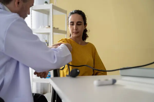 Erkek Doktor Kadın Hasta Konuşuyor Hastanedeki Hastaların Hastalıkları Hakkında Tavsiyelerde — Stok fotoğraf