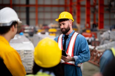 Metal levha fabrikasında bir grup genç mühendis topla. Hedeflerinizi ve çalışma yöntemlerinizi amirinizden ya da iş arkadaşlarınızdan tartışın. Profesyonel ve mutlu bir şekilde.