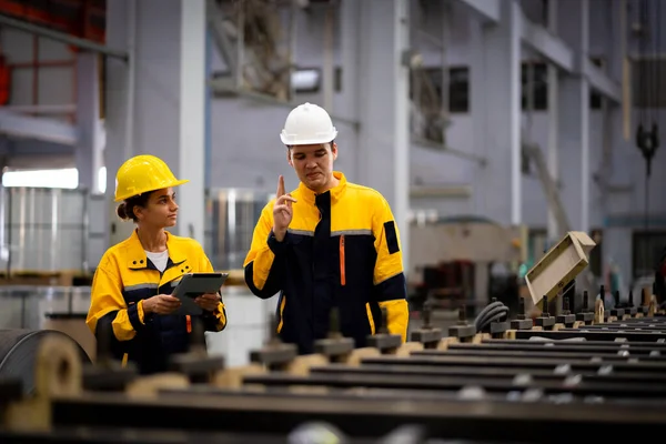 Team Van Jonge Mannelijke Vrouwelijke Ingenieurs Een Metaalplaatfabriek Verantwoordelijk Werk — Stockfoto