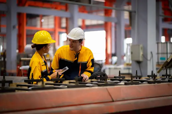 Metal Levha Fabrikasında Çalışan Genç Erkek Kadın Mühendislerden Oluşan Bir — Stok fotoğraf