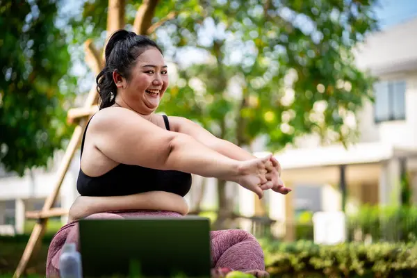 健康の世話をし 楽しい方法で芝生に体重を減らすために運動する肥満の女性 — ストック写真