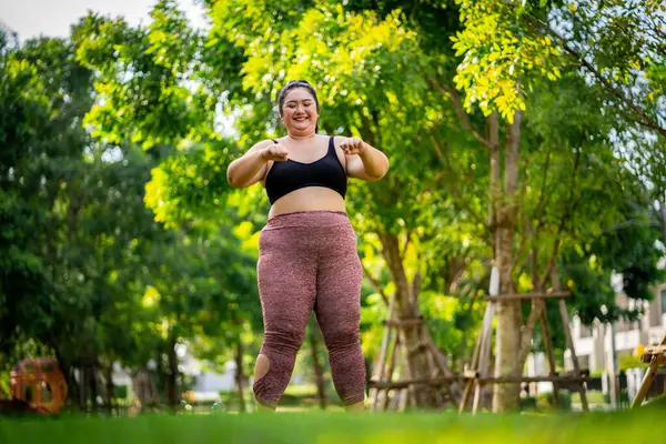Ожирение Женщин Которые Обращаются Физическим Упражнениям Заботиться Здоровье Похудеть Газоне Стоковое Фото