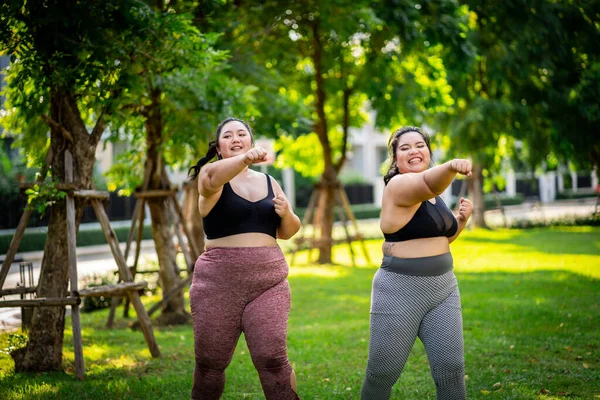 Ожирение Женщин Которые Обращаются Физическим Упражнениям Заботиться Здоровье Похудеть Газоне Лицензионные Стоковые Фото