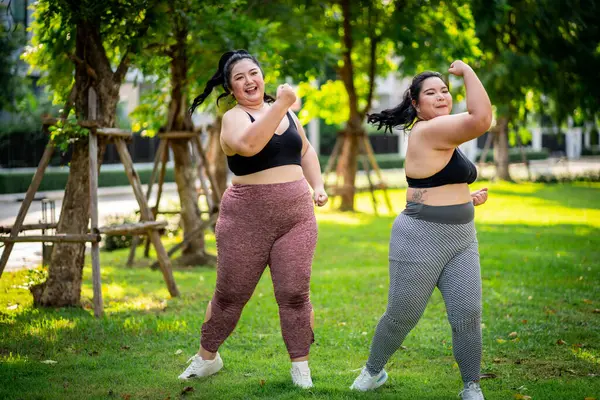 Ожирение Женщин Которые Обращаются Физическим Упражнениям Заботиться Здоровье Похудеть Газоне Лицензионные Стоковые Изображения