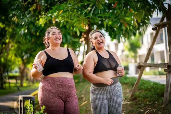 Ожирение Женщин Которые Обращаются Физическим Упражнениям Заботиться Здоровье Похудеть Газоне Лицензионные Стоковые Фото