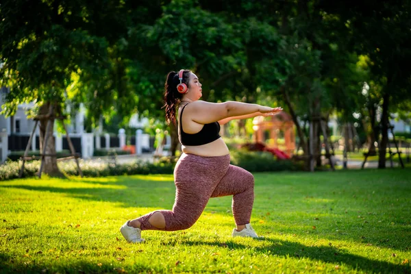 Ожирение Женщин Которые Обращаются Физическим Упражнениям Заботиться Здоровье Похудеть Газоне Стоковое Изображение