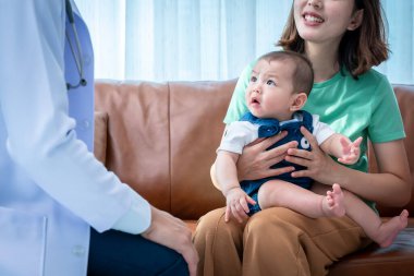 Bir bebek check-up için doktora gidiyor..