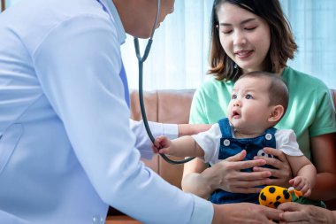 Bir bebek check-up için doktora gidiyor..