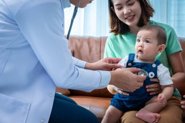 Bir bebek check-up için doktora gidiyor..