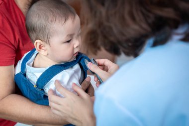 Bir bebek check-up için doktora gidiyor..