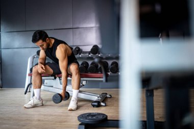 Güçlü bir Asyalı kas yapmak için egzersiz yapıyor..