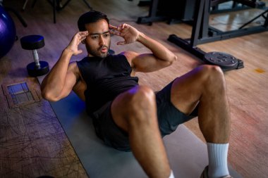 Güçlü bir Asyalı kas yapmak için egzersiz yapıyor..