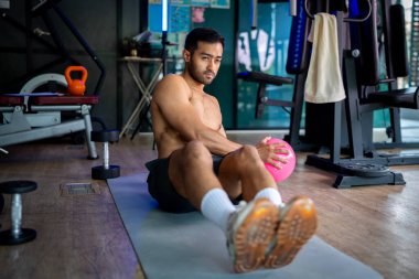 Güçlü bir Asyalı kas yapmak için egzersiz yapıyor..