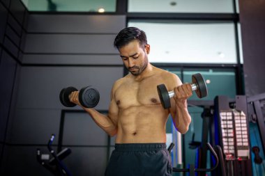 Güçlü bir Asyalı kas yapmak için egzersiz yapıyor..