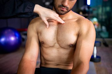 Asyalı erkek ve kadın spor yapıyor, biri antrenör, diğeri antrenör.