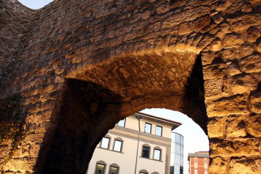 Büyüleyici ışık yansımaları, İtalya Viterbo 'daki antik St. Marks Kapısı' nı aydınlatarak bu geçidin tarihsel önemini ve mimari mucizesini yansıtıyor..