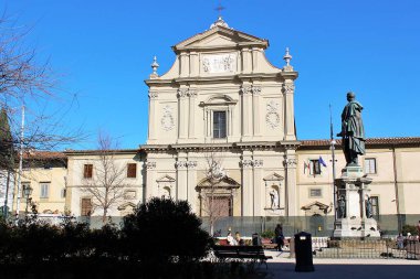 İtalya, Floransa 'daki Saint Mark Bazilikası' nın güzel mimarisi, açık mavi bir gökyüzünün altında. İkonik yapı, karmaşık tasarımı ve tarihiyle dikkatleri üzerine çekiyor..