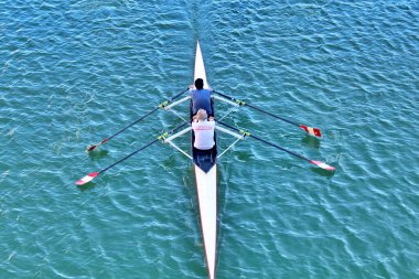 İki kanocu ustalıkla Arno Nehri 'nde kürek çekiyor, İtalya' nın Floransa şehrinde güneşli bir günün tadını çıkarıyorlar. Takım çalışmaları ve odaklanmaları bu resim gibi ortamda su sporlarının güzelliğini vurguluyor..