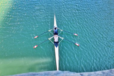İki kanocu, İtalya 'nın Floransa kentindeki Arno Nehri' nin sakin sularında ustalıkla gezinerek bir eğitim sırasında yeteneklerini sergiliyorlar..