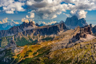 Dolomite dağları Bulutlar ve mavi gökyüzü
