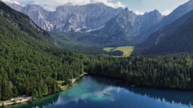 İnsansız hava aracı fotoğrafı Fusine Gölü, Lago di Fusine Superiore Dolomites İtalya Avrupa 