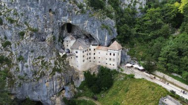 İnsansız hava aracı fotoğrafı Predjama Kalesi, Predjamski mezunu Slovenya Avrupa